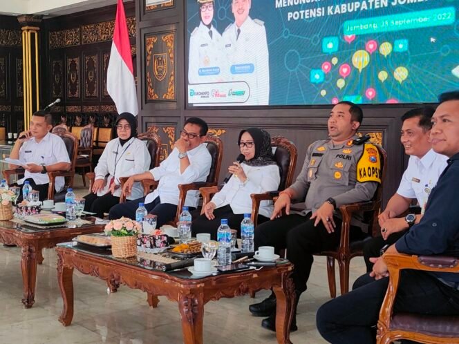 
					Bupati Jombang, Hj Mundjidah Wabah berharap media sosial buisa membantu menyebarkan informasi yang bain dan mendukung kegiatan pembangunan pemerintah Kabuopaten Jombang. (Foto: Dinas Kominfo)