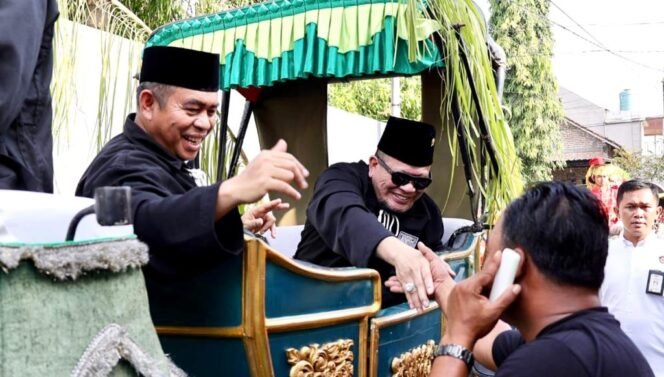 
					Ketua DPD RI, LaNyalla Mahmud Mattalitti (kacamata hitam) didampingi Ketua Umum PSHT, Raden Moerdjoko Hadi Widjojo dalam Kirab Budaya Satu Abad Persaudaraan Hati Terate (PSHT) di Madiun, Kamis (1/9/2022). (Foto: Istimewa)