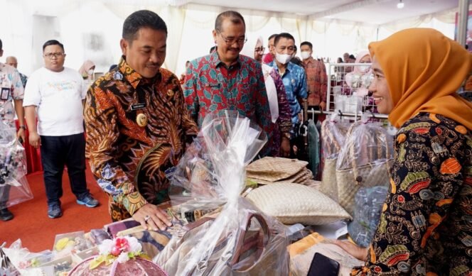 
					Wakil Bupati Jombang, Sumrambah didampingi Kepala Kantor Pertanahan Kabupaten Jombang, Kresna Fitriansyah meninjau stan pameran UMKM. Pameran ini dibuka Kamis (8/9/2022) dan berlangsung selama tujuh hari. (Foto: Dinas Kominfo Jombang)