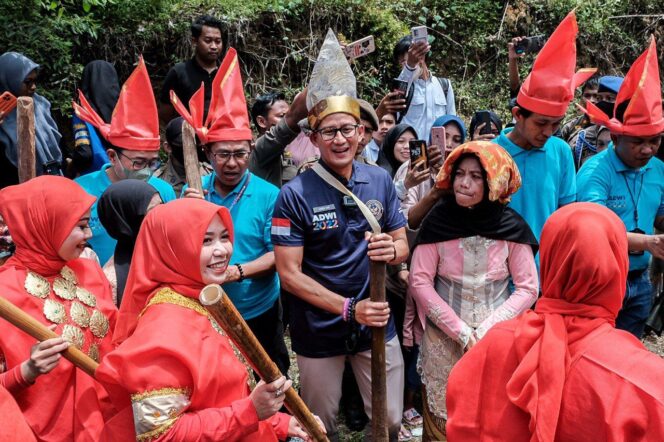 
					Menparekraf, Sandiaga Salahudin Uno tengah bercengkerama bersama masyarakat Desa Campaga, Bantaeng dalam kunjungannya, Rabu (7/9/2022). (Foto: Humas Kemenparekraf)