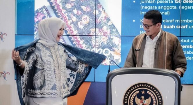
					Nur Asia Uno, istri Sandiaga Uno tampak bergaya dengan batik Lasem. (Foto: Humas Kemenparekraf)
