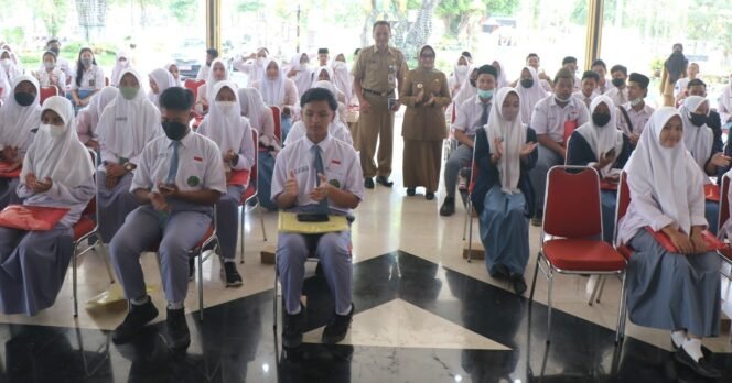 
					Bupati Jombang Hj Mundjidah Wahab saat sosialisasi Pemilu kepada calon pemilih pemula yang terdiri dari siswa/siswi SMA di Pendopo Kabupaten, Senin (19/9/2022). (Foto: Dinas kominfo)