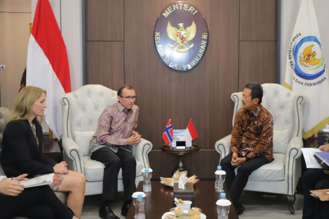 
					Menteri Kelautan dan Perikanan, Sakti Wahyu Trenggono saat melakukan pembicaraan dengan Menteri Iklim dan Lingkungan Norwegia Espen Barth Eide di kantor KKP Jakarta, Selasa (13/9/2022). (Foto: Humas KKP)