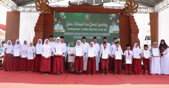 
					Bupati Jombang, Hj Mundjidah Wahab didampingi Wakil Bupati Sumrambah pada acara Gema Sholawat dan Gerakan 5.000 Peserta Didik SD Hafidz Juz 30 di lapangan Pemkab Jombang, Sabtu (24/9/2022) (Foto: Dinas Kominfo) 