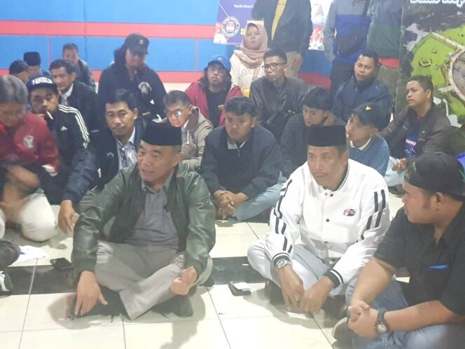 
					Menko PMK, Muhadjir Effendy sedang berkumpoul bersama suporter Aremania di Univesitas Muhammadiyah Malang (UMM). (Foto: SWARAJOMBANG.com/ Anwar Hudijono)