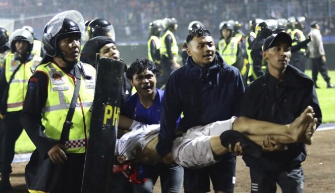 
					Korban kerusuhan suporter dalam pertandingan antara Arema FC Vs Persebaya Surabaya di Stadion Kanjuruhan, Malang, Sabtu (1/10/2022). (Foto: bola.com)