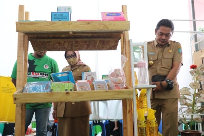 
					Bupati Jombang, Mundjidah wabah (tengah) bersama Wakil Bupati Sumrambah (kanan) saat acara Bulaga (Bupati an Wakil Bupati Layani Warga) di Ngoro, Senin (3/10/2022). (Foto: Dinas Kominfo)