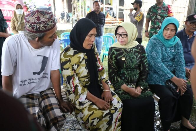 
					Bupati Jombang, Mundjidah Wahab didampingi istri Wakil Bupati, Wiwin Sumrambah sedang berbincang dengan orangtua korban Tragedi Kanjuruhan saat takziyah ke rumah duka almarhum Muhammad Irsyad Aljuned di Sumbernongko, Ngusikan, Jombang, Senin (3/10/2022). (Foto: Dinas Kominfo)
