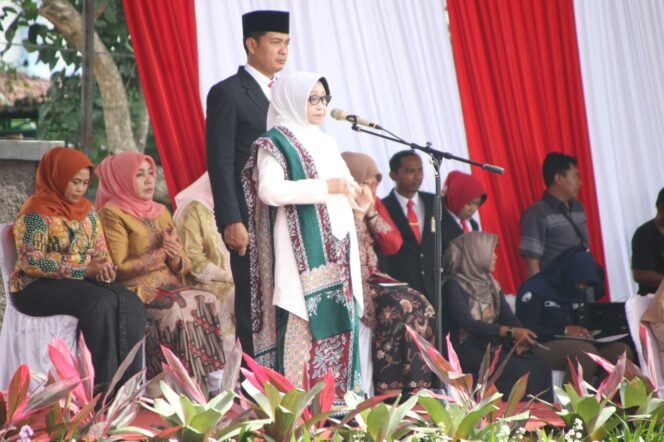 
					Bupati Jombang, Hj Mundjidah Wahab saat upacara peringatakan Hari Jadi Pemerintahan Kabupaten Jombangke-112 di aloon-aloon Jombang, Jumat (21/10/2022). (Foto: Dinas Kominfo)