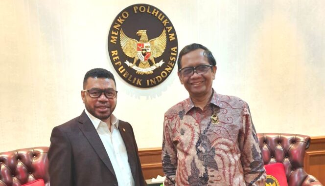 
					Senator asal Papua, Filep Wamafma bertemu Menko Polhukam Mahfud MD untuk membicarakan sejumlah persoalan krusial di Papua. (Foto: Istimewa)