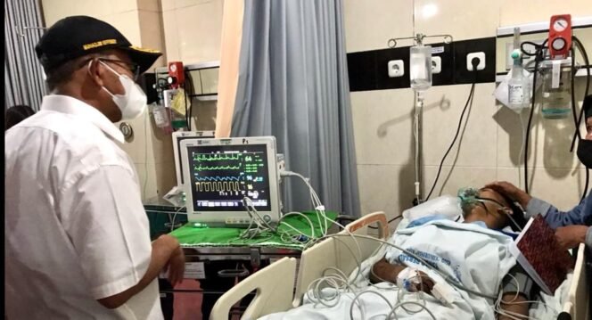 
					Salah seorang korban Tragedi Kanjuruhan sedang dirawat di salah satu rumah sakit di Malang. Tampak Menko PMK, Muhadjir Effendy sedang membezuk korban. (Foto: SWARAJOMBANG.com/ Anwar Hudijono)