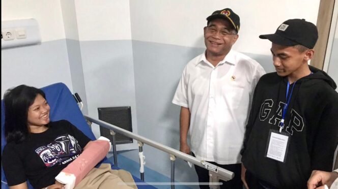 
					Menko PMK Muhadjir Effendy tampak menjenguk korban kerusuhan suporter 