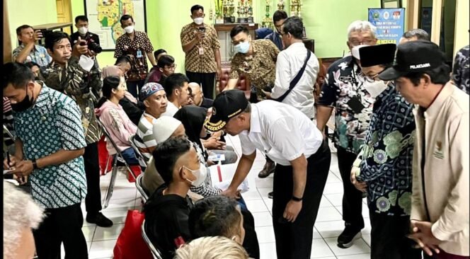 
					Menko PMK Muhadjir Effendy menyerahkan bantuan pemerintah untuk keluarga korban meninggal musibah kubro Stadion Kanjuruhan di kantor Kecamatan Lowokwaru, Kota Malang, Senin (3/10/2022). (Foto: istimewa)