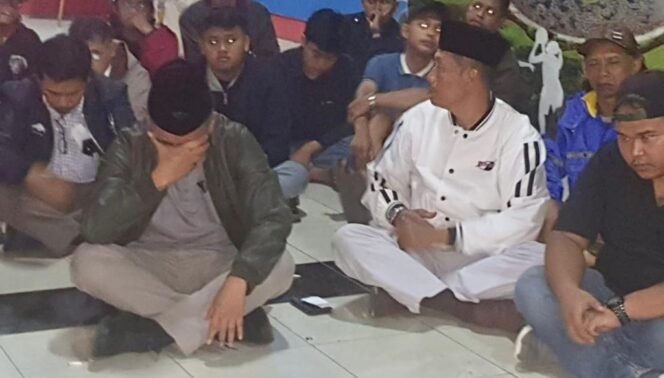 
					Muhadjir Effendy menangis saat meminta Aremania menahan diri untuk mencegah ledakan sosial. (Foto: SWARAJOMBANG.com/ Anwar Hudijono)
