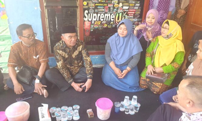 
					Menko PMK, Muhadjir Effendy saat silaturahim dengan orangtua korban 'Tragedi Kanjuruhan' di Probolinggo, Jawa Timur, (Minggu/9/10/2022). Muhadjir meminta orangtua korban ikhlas atas musibah yang terjadi. (Foto: SWARAJOMBANG.com/ Anwar Hudijono)