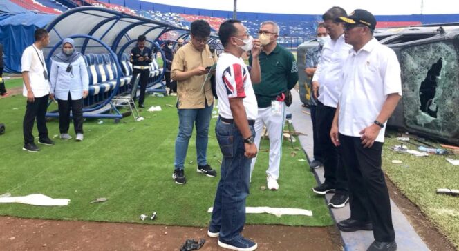 
					Menko PMK, Muhadjir Effendy (Kanan, hem putih bertopi) saat meninjau Stadion Kanjuruhan Malang usai terjadi kerusuhan, Minggu (2/10/2022). (Foto: SWARAJOMBANG.com/ Anwar Hudijono)