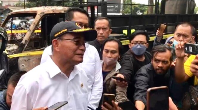 
					Menko PMK, Muhadjir Effendy saat meninjau Stadion Kanjuruhan,Malang, Minggu (2/10/2022). (Foto: SWARAJOMBANG.com/ Anwar Hudijono)