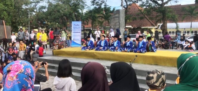 
					Pesbukab (Pentas Edukasi,Seni dan Budaya) yang diinisiasi Dinas Pendidikan dan Kebudayaan KabupatenJombang,mulai digelar Minggu (2/10/2022). Acara ini akan digelar setiap hari Minggu untuk pelajar SD sampai SMA. (Foto: SWARAJOMBANG.com/ CR1)