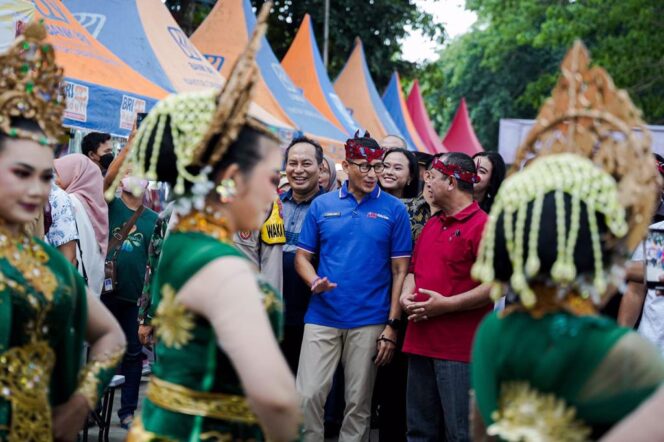 
					Menparekraf Sandiaga Salahuddin Uno saat berkunjung ke Nganjuk, Jawa Timur, Sabtu (8/10/202). Sandiaga mengatakan, Kemenparekraf siap berkolaborasi untuk memajukan pariwisata dan ekonomi kreatif Kabupaten Nganjuk. (Foto: Humas Kemenparekraf)