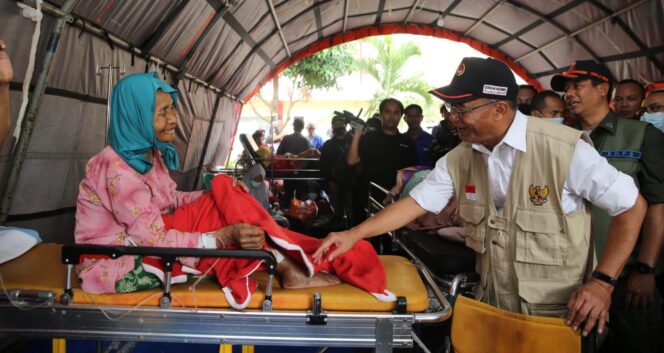 
					Menko PMK, Muhadjir Effendy blusukanke tenda-tenda pengungsi untuk memastikan bahwa semua korban terlayani dan tercukupi semua kebutuhannya. (Foto: SWARAJOMBANG.com/ Anwar Hudijono)