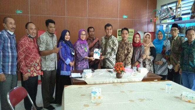 
					Komisi B DPRD Jombang saat melakukan kunjungan kerja ke Dinas Koperasi Usaha Kecil Menengah (UKM) Kabupaten Kulon Progo, Daerah Istimewa Jogjakarta untuk studi banding tentang Toko Milik Rakyat (Tomira). (Foto: Istimewa)