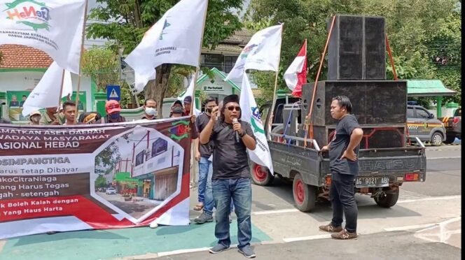 
					LSM Genah (Gerakan Nasional Hebat), Rabu (16/11/2022) demo di depan kantor Pemkab Jombang menuntut agar Ruko Simpang Tiga ditutup lantaran penghuni tidak mau membayar sewa. (Foto: SWARAJOMBANG.com/ Wibisono).