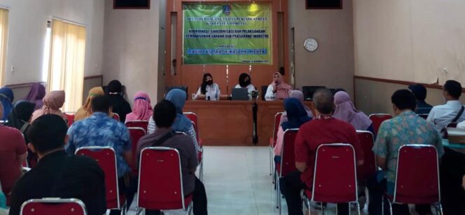 
					Dinas Perindustrian dan Perdagangan Kabupaten Jombang melakukan koordinasi dan sinkronisasi untuk Industri Kecil Menengah (IKM) dalam rangka fasilitasi HAKI. (Foto: Istimewa)