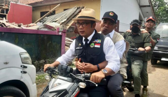 
					Menko PMK,  Muhadjir Effendy dibonceng Gubernur Jawa Barat, Ridwan Kamil saat meninjau korban gempa di Cianjur, Jawa Barat, Selasa (22/11/2022). (Foto: SWARAJOMBANG.com/ Anwa Hudijono)