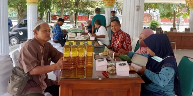 
					Operasi Pasar sejumlah bahan pokok seperti beras, gula pasir, minyak goreng dan telur dilakukan di KecamatanJombang,Kamis (10/11/2022). (Foto: Dokumentasi Disdagrin Jombang)