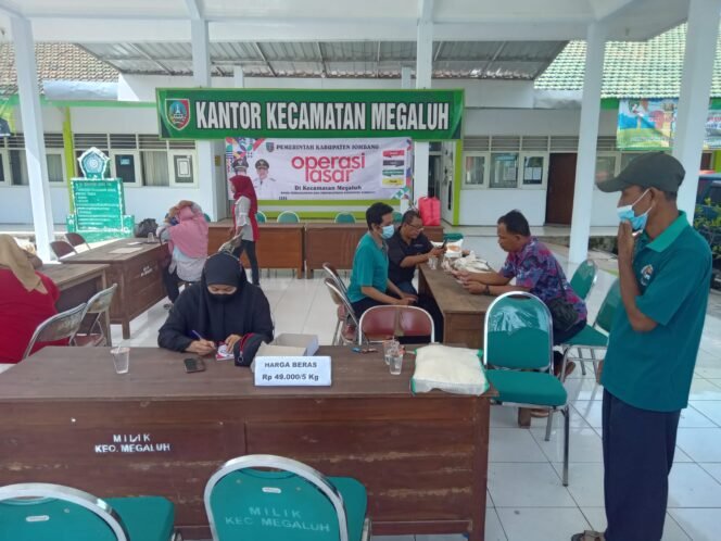 
					Operasi Pasar yang dilakukan Disdagri Kabupaten Jombang, Jawa Timur akan berlangsung sampai akhir November 2022. Tampak kegiatan operasi pasar bahan pokok di Kemcatan Megaluh, Jombang, Selasa (8/11/2022). (Foto: Dokumentasi Disdagrin)