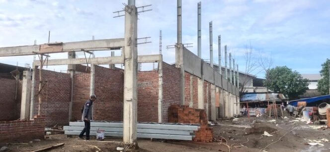 
					Rehabilitasi Pasar Tunggorono, Jombang terancam molor dan putus kontrak. Sisa waktu yang tinggal dua minggu ini progres pembangunan baru sekitar 50 persen. (Foto: SWARAJOMBANG.com/ CR1)