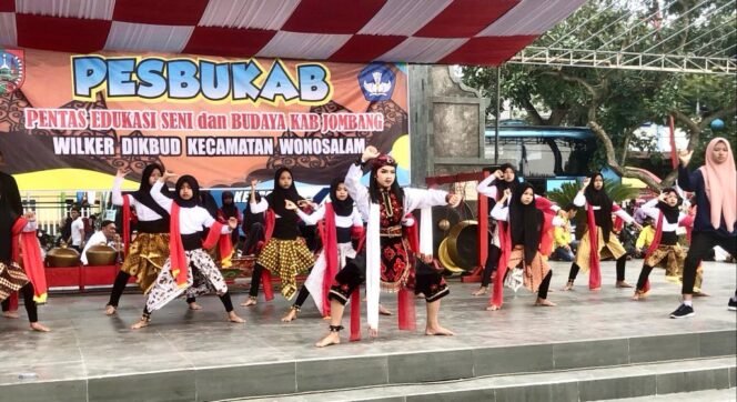 
					Pentas Seni danBudaya Kabupaten (Pesbukab) Jombang merupakan wahana pencarian dan pembinaan bakat seni para siswa-siswi di Jombang. Acara ini digelar setiap hari Minggu di aloon-aloon Jombang. (Foto: SWARAJOMBANG.com/ CR1)