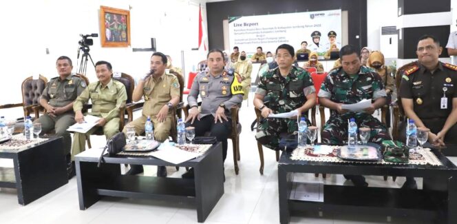 
					Wakil BupatiJombang, Sumrambah (memegang mike) bersama Forkompimda saat memantau pelaksanaan Pilkades serentak di tujuh desa, Senin (21/11/2022)