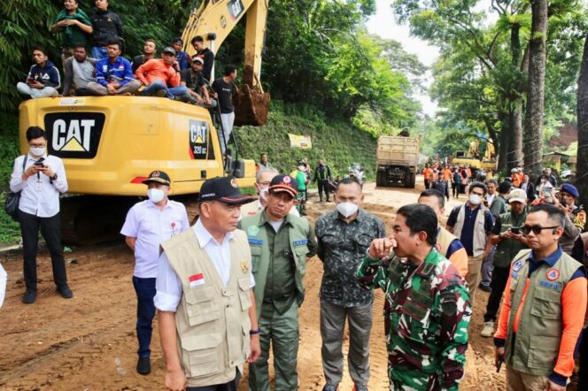 
					Menko PMK, Muhadjir Effendy saat meninjau lokasi gempa di Cianjur, Senin (5/12/2022). Rehabilitasi akibat gempa di Cianjur mulai dikerjakan. (Foto: SWARAJOMBANG.com/ Anwar Hudijono)