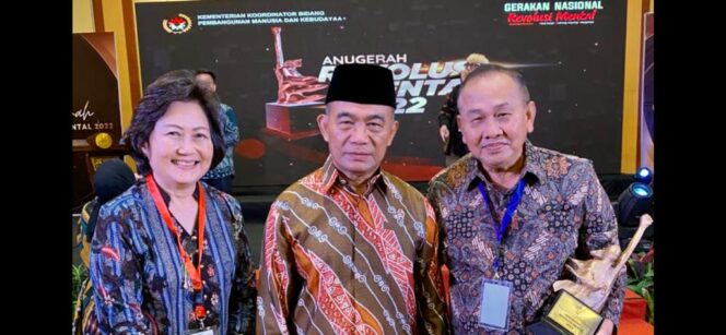
					Dari kiri: Ny Susan Antoro, Menko PMk Muhadjir Effendy dan Edy Antoro. (Foto: SWARAJOMBANG.com/ Anwar Hudijono)