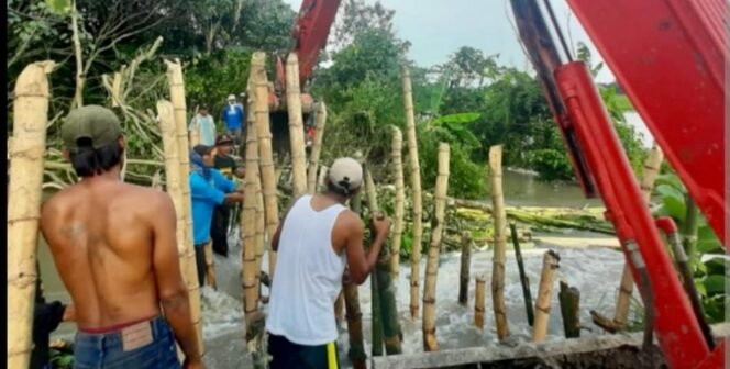 
					Salah satu kegiatan normalisasi sungai Ngotok Ring Kanal. Hasil kerukan sungai ini diduga diperjualbelikan oleh oknum tertentu. (Foto: Istimewa)