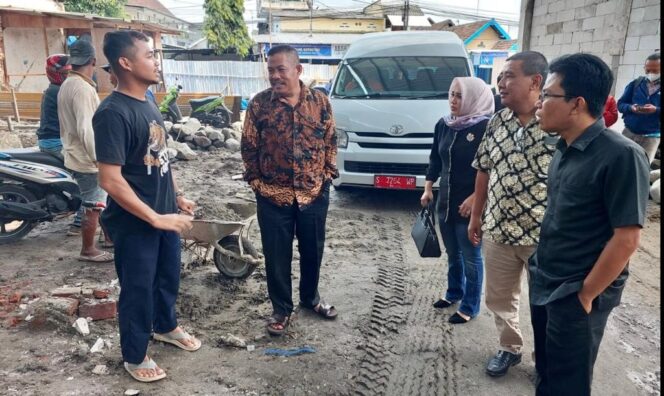 
					Ketua Komisi C DPRD Jombang (kedua dari kiri) bersama tim saat melakukan sidak ke Pasar Tunggorono, Jombang, Kamis (15/12/2022). (Foto: Istimewa)
