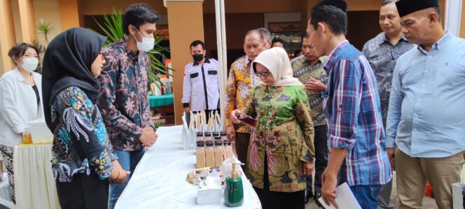 
					Bupati Jombang, Mundjidah Wahab didampingi Kepala Disdagrin Hari Oetomo saat Gelar Ekspo Kopi di Jombang, Minggu (4/12/2022). (Foto: Dinas Kominfo)