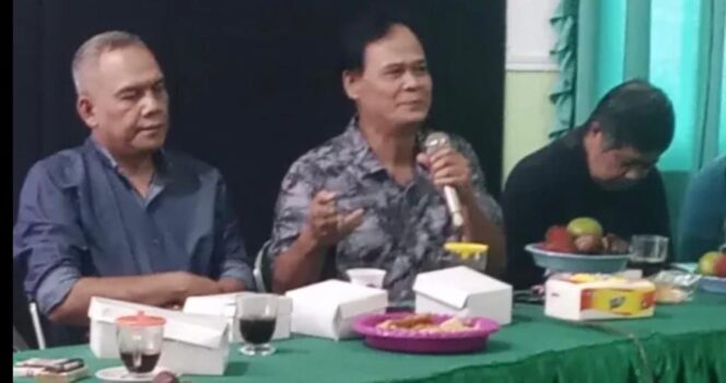 
					Suhartono, Ketua Lembaga Anti Korupsi (paling kiri, rambut putih) saat diskusi akhir tahun mencermati kinerja Pemkab Jombang, Minggu (25/12/2022). (Foto: Dok. SWARAJOMBANG.com)