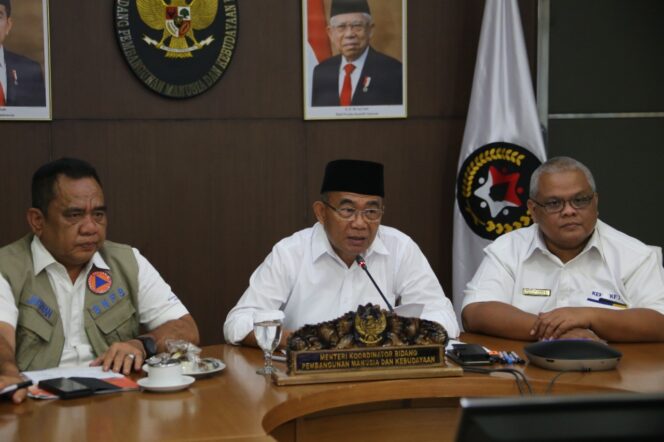 
					Menko PMK, Muhadjir Effendy (tengah, berkopiah) saat memberi keterangan perihal patahan sesar aktif yang menyasar 9 desa di Cianjur. (Foto: SWARAJOMBANG.com/ Anwar Hudijono)