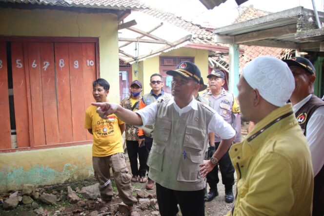 
					Menko PMK Muhadjir Effendy blusukan di antara puing-puing rumah dan bangunan yang rusak akibat gempa bumi dan tanah longsor dj Cianjur. (Foto: SWARAJOMBANG.com/ Anwar Hudijono)