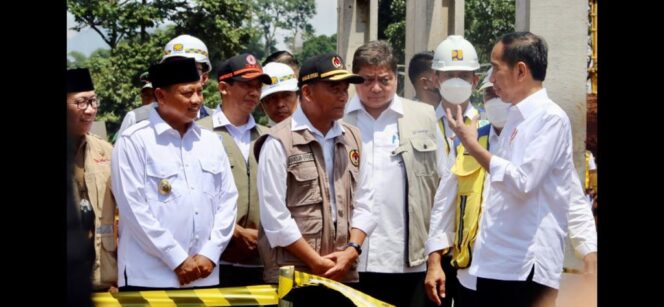 
					Presiden Jokowi tampak berbincang serius dengan Menko PMK, Muhadjir Effendy saat mengunjungi korban di Cianjur untuk ketiga kalinya, Senin (5/12/2022). (Foto: SWARAJOMBANG.com/ Anwar Hudijono)