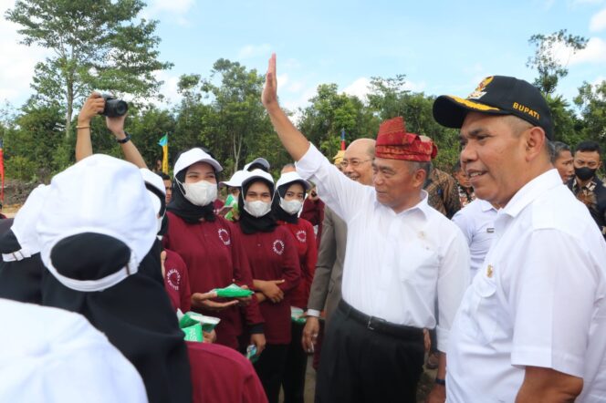 
					Menko PMK, Muhadjir Effendi sedang berdialog dengan mahasiswa Universitas Pahlawan Tuanku Tambusai, Kampar, Kepulauan Riau setelah penanaman Seribu Pohon Kelor, Rabu (7/12/2022). (Foto: SWARAJOMBANG.com/ Anwar Hudijono)