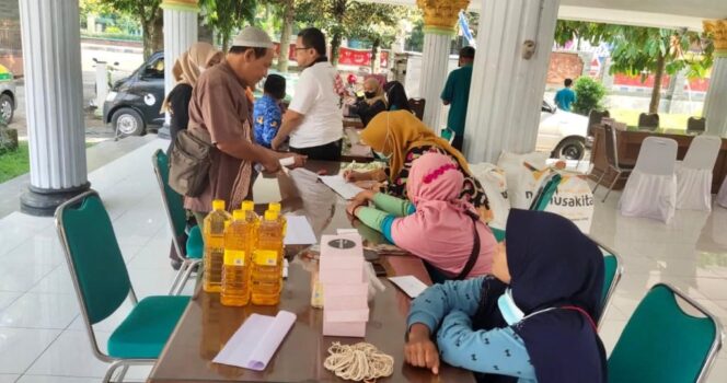 
					Salah satu target operasi pasar adalah meringankan beban masyarakat akibat dampak kenaikan BBM (Bahan Bakar Minyak). Sampai akhir November 2022 ini, Disdagrin Jombang sudah berhasil merampungkan operasi pasar di 21 kecamatan di Kabupaten Jombang. (Foto: Dok. Disdagrin Jombang).