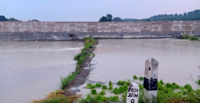
					Akibat pembangunan pabrik plastik PT Kema Sejahtera, lahan warga sekitar pabrik tergenang saat hujan. (Foto: Istimewa)