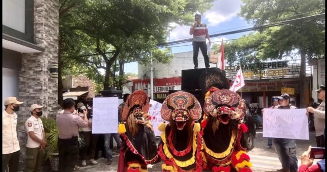 
					Dwi Andika, anggota Aliansi LSM Jombang saat demo di depan Kantor Satpol PP Jombang mendesak untuk menutup PT Kema Sejahtera di Kabuh. (Foto: SWARAJOMBANG.com/ Hadi S Purwanto)