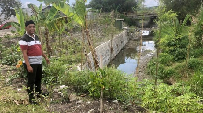 
					Tampak tembok penahan PT Kema Sejahtera yang mencaplok sekitar separuh badan sungai dan di tengah-tengah menancap pipa paralon yang dijadikan sumur bor. (Foto: SWARAJOMBANG.com/ Hadi S Purwanto)