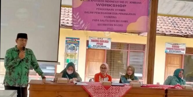 
					Menurut Ketua LPPM Akademi Faramasi Mitra Mandiri Sidoarjo, Panji Ratih Suci, masyarakat harus memiliki wawasan dalam menggunakan obat dan ketermpilan dalam membuat obat seduhan dari tanaman sekitar. (Foto: SWARAJOMBANG.com/ Ali Mustofa)