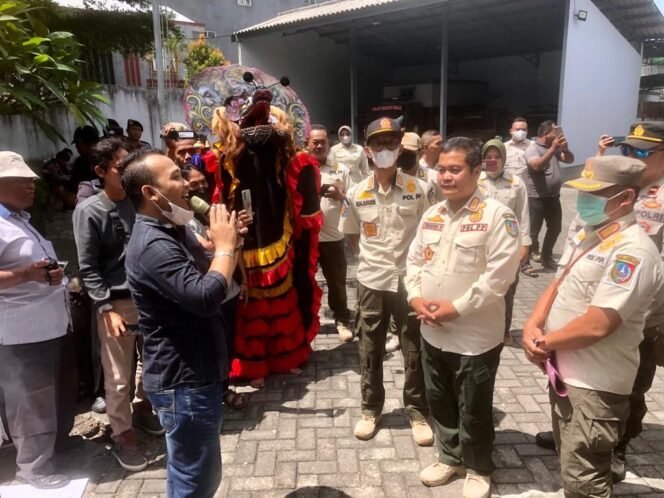 
					Kasatpol PP Jombang, Thomson Pranggono (Kedua dari kanan) saat menemui pendemo di kantor Satpol PP Jombang, Kamis (12/1/2023). (Foto: SWARAJOMBANG.com/ Hadi S Purwanto)
