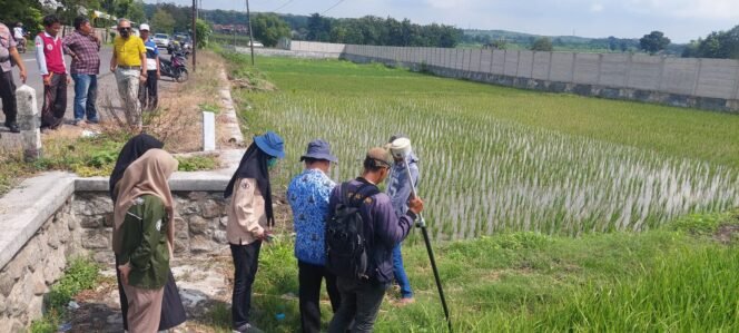 
					Tim dari Kantor Agraria Tata Ruang/ Badan Pertanahan Nasional (ATR/ BPN) tengah melakukan pengukuran di lokasi PT Kema Sejahtera, Kabuh, Jombang. (Foto: SWARAJOMBANG.com/ Wibisono)